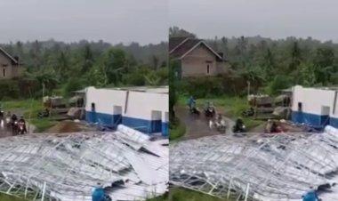 Baru Saja Disiapkan, Atap Baja Dapur MBG di Mancak Disapu Angin Kencang Hingga Tutup Akses Jalan